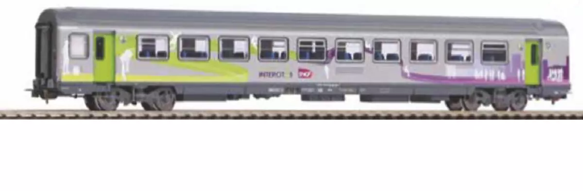 Voiture corail VTU du dépôt "Intercités" livrée grise avec imprimés vert et violet