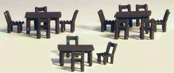 8 tavoli in legno e 40 sedie