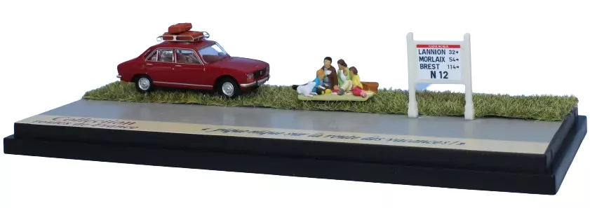 Peugeot 504 rosso carminio, portapacchi, 3 valigie, scena di picnic e muro Michelin N12 - Sai 1996 - HO 1/87