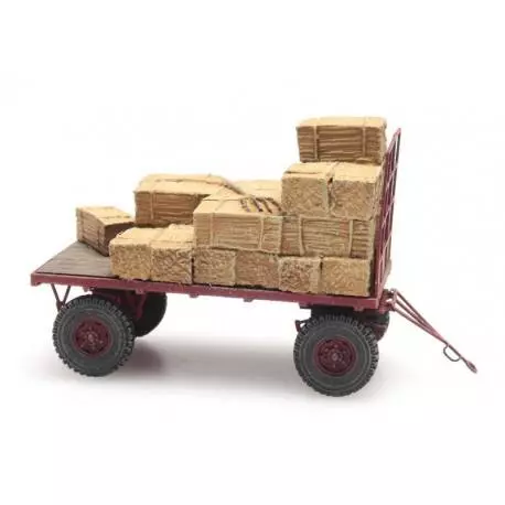 Rimorchio con ruote gommate, carico di paglia