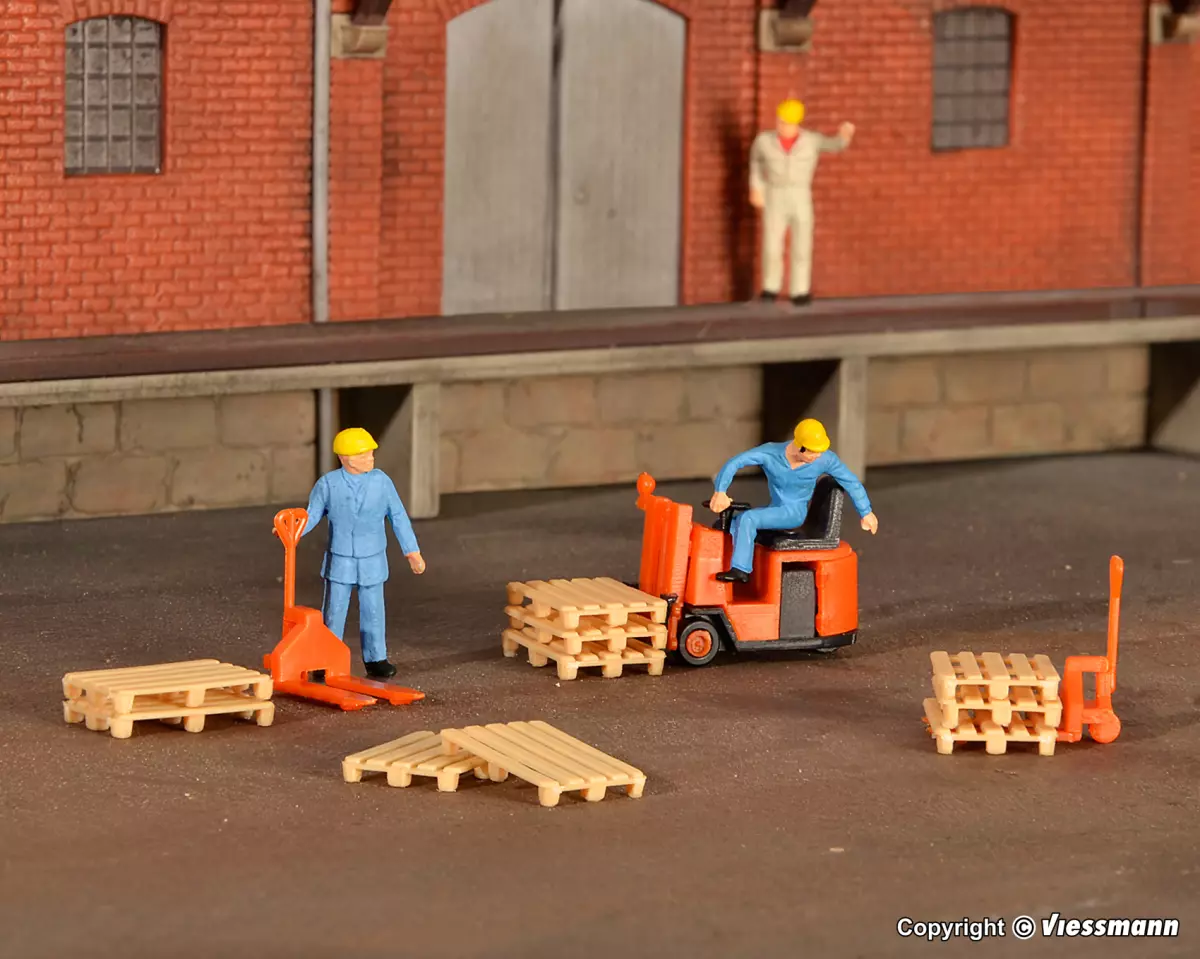 Magazzini e pallet con carrello elevatore