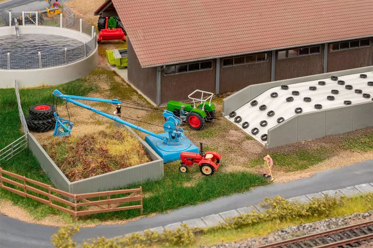 Silo Bunker e pila di letame con gru - Faller 130678 - HO 1/87