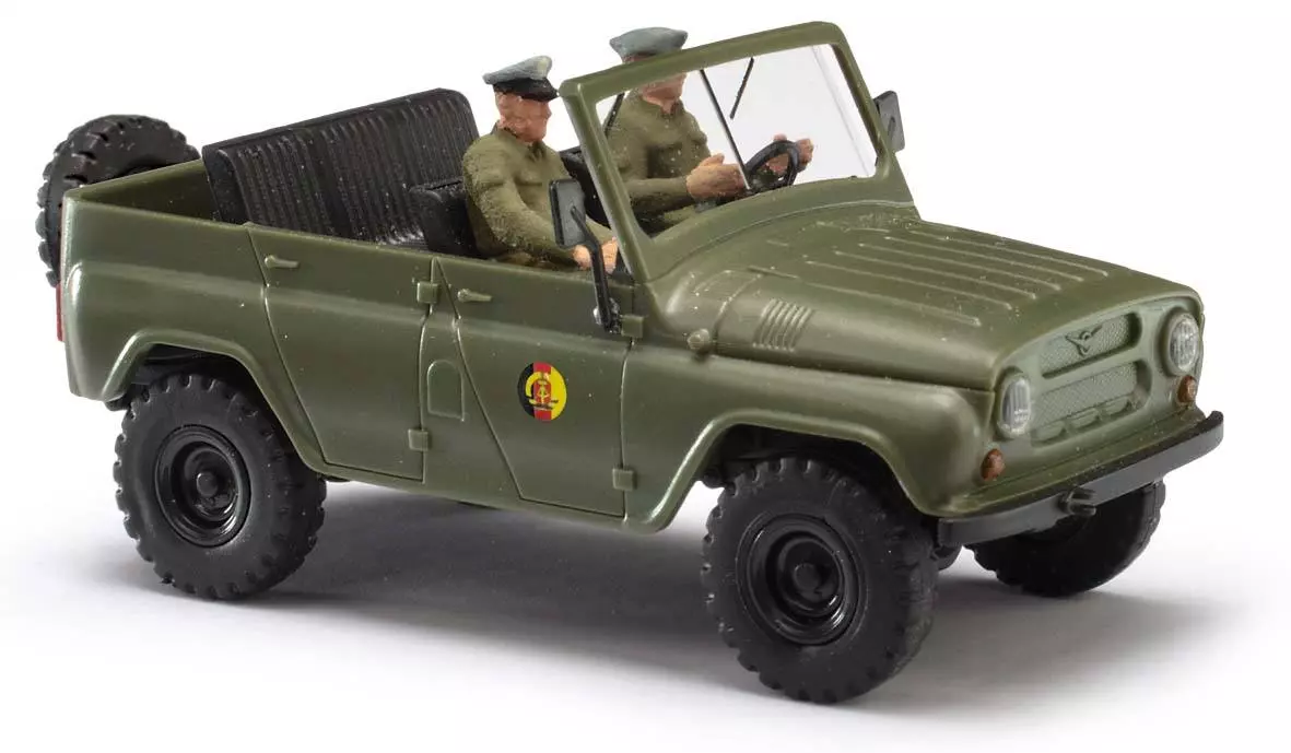 UAZ 469 auto militare con autista NVA BUSCH 52113- HO 1/87