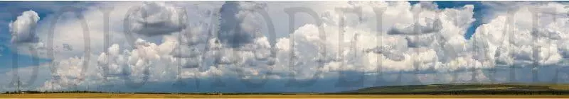 Sfondo: campi colorati e cielo pesante