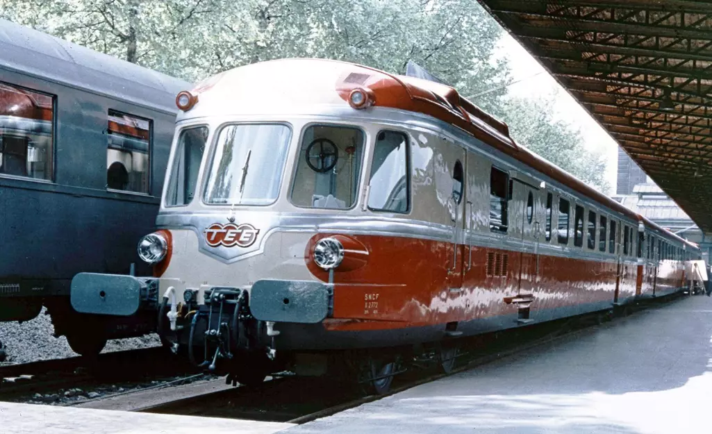 Treno diesel RGP I con rimorchio "TEE" - JOUEF HJ2461 - SNCF - HO 1/87 - EP III - 2R - Analogico