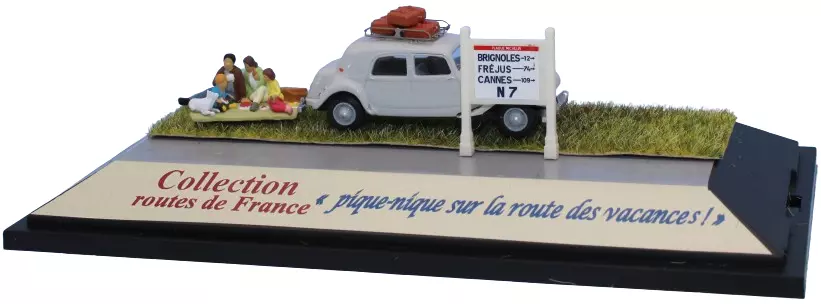 Citroën Traction 11B 1952 grigio perla, portapacchi, 3 valigie, scena di picnic e parete Michelin N7 - Sai 1990 - HO 1/87