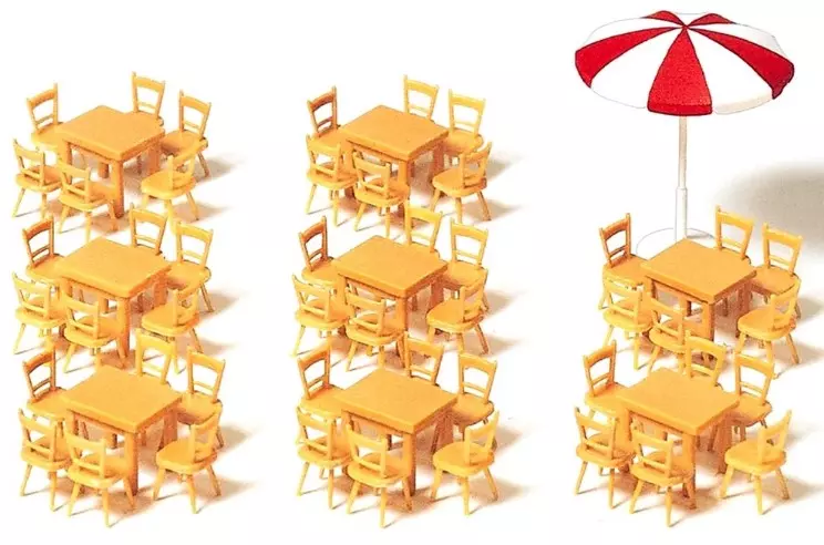 8 tavoli, 48 sdraio, 1 ombrellone