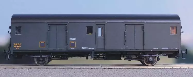 Fourgon métallisé type Dqd2m avec feux fin de convoi