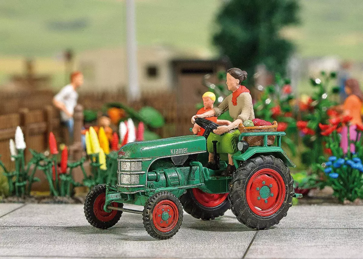 Trattore Kramer KL 11 con agricoltore e bambino