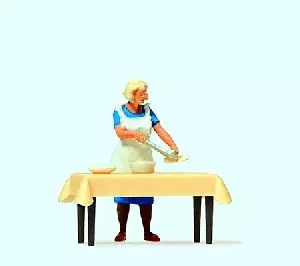 Casalinga che serve la cena