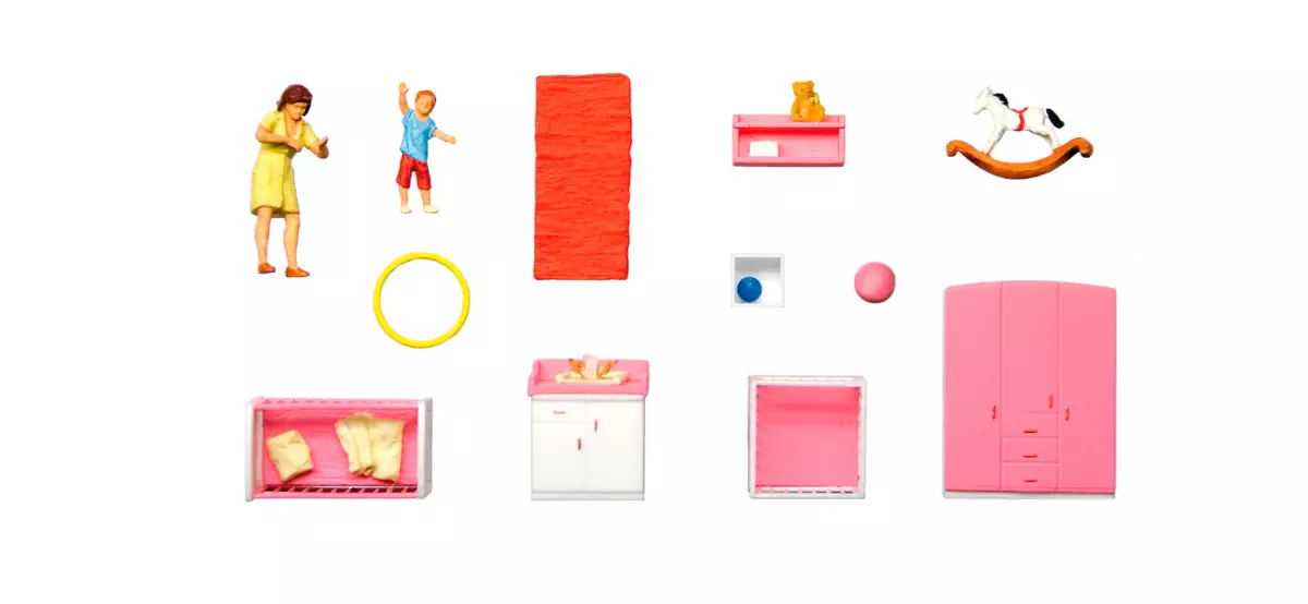 Una madre che cambia il suo bambino in una nursery - PREISER 10645 - HO 1/87