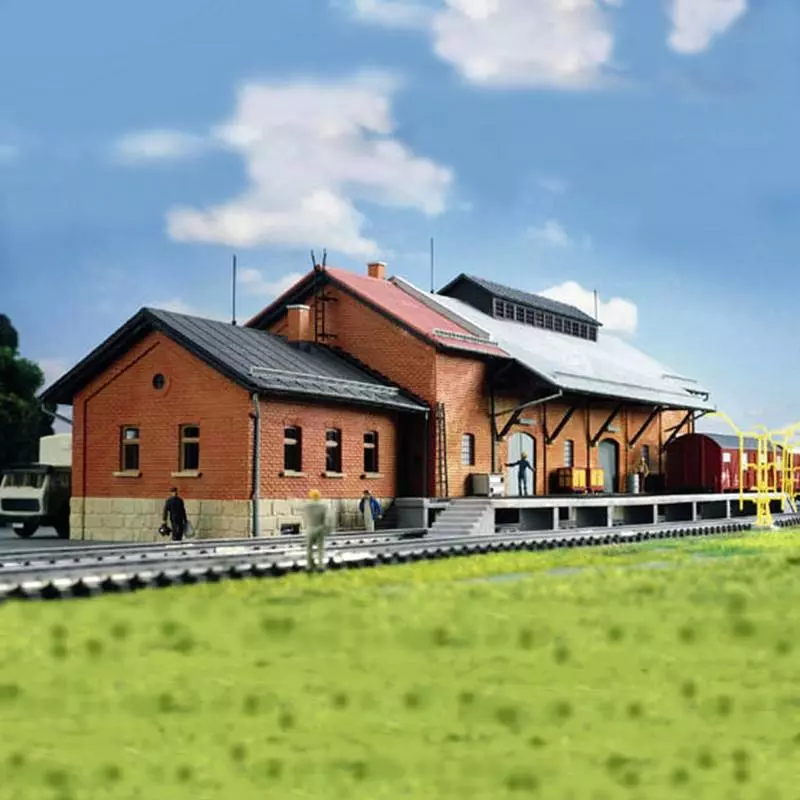 Capannone merci con baia di carico