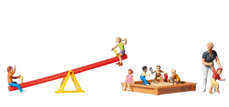 Bambini che giocano con la sabbiera e l'altalena