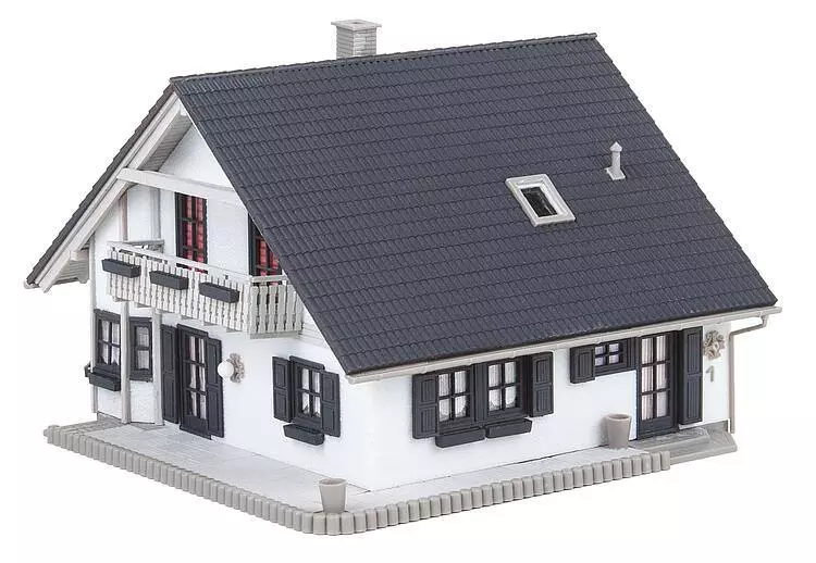 Casa indipendente ristrutturata con intonaco bianco e tetto antracite HO 1/87