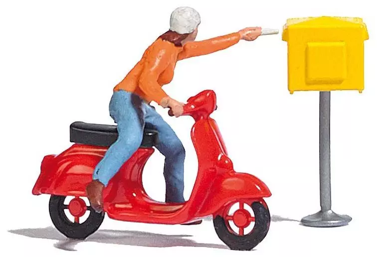 Signora in scooter che imbuca una lettera