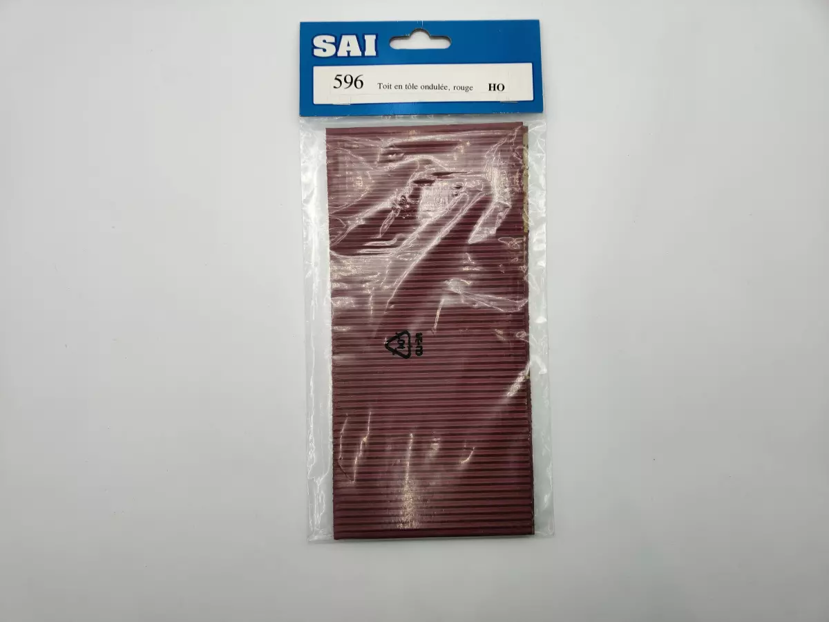 Tetto ondulato in metallo rosso porpora